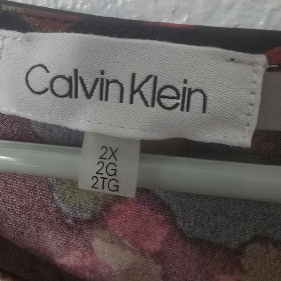 Calvin Klein Red and Tan Floral Blouse W/ Buckle Detail, Plus Size 2X - Picture 3 of 5